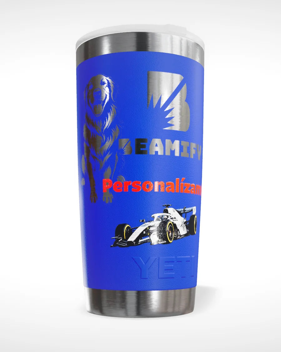 Termo YETI azul personalizado con grabado láser: un perro, el logo de Beamify y un auto de carreras